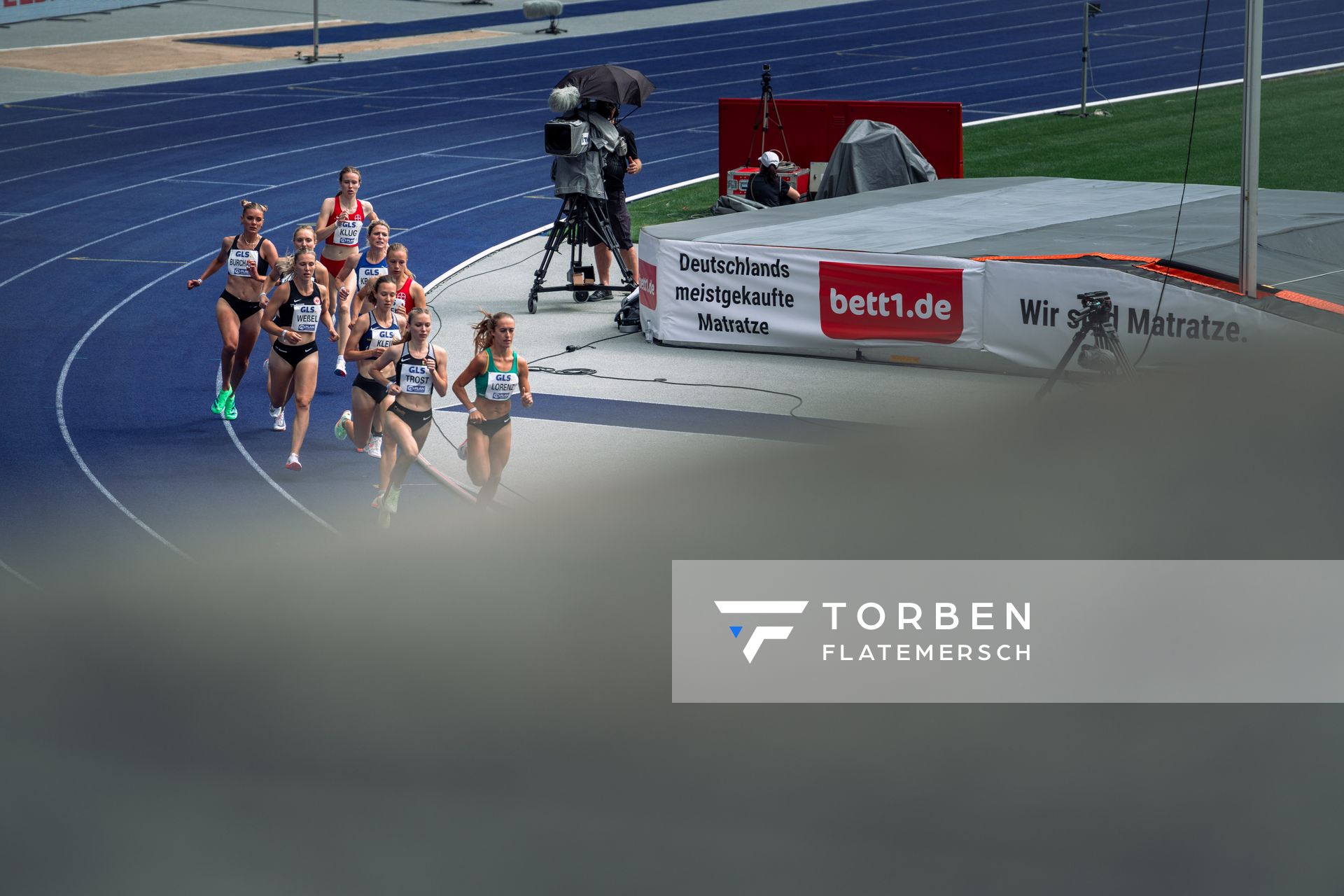 Leandra Lorenz (RSV Eintracht Berlin), Katharina Trost (LG Stadtwerke Muenchen), Nele Wessel (Eintracht Frankfurt e.V.), Hanna Klein (LAV Stadtwerke Tuebingen), Berit Scheid (TSV Bayer 04 Leverkusen), Amelie Klug (TSV Bayer 04 Leverkusen) waehrend der deutschen Leichtathletik-Meisterschaften im Olympiastadion am 25.06.2022 in Berlin